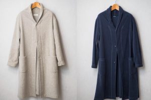 服には楽さと実用性を加味する。歳を重ねても着続けられる軽い服を探して、「プランテーション」のフリース素材のコートを色違いで所有。
