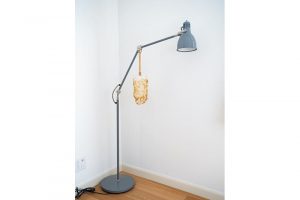 スタンドや家具のほこり払い、観葉植物の水やりは夫が得意。「気づいたほうがすぐできるよう、道具はその近くで目につくところに。いいデザインなら出しっ放しでも平気」