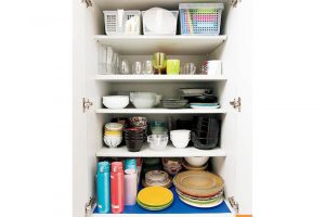 3人家族のステラさん宅で、日常使いする食器はこれだけ。「食器用の棚に入るだけと決め、新しく購入するときには、手持ちのものを処分する覚悟で選びます」。