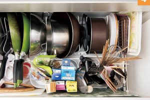 ニトリの「ざるボウルフライパンスタンド」を使い、鍋やフライパンなどは立てて収納。