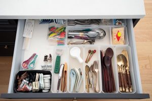 カトラリーやカップ、湯呑みなどはすぐ見える場所へ収納。来客があっても二人で準備できる。