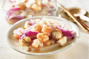 「海鮮と大根の中華塩炒め」など、週替わりで5〜6品の材料が届く。