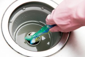 歯ブラシ4本のヘッドを合わせ、排水溝などの管掃除に。