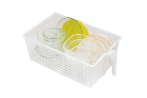 上段の収納には持ち手つきケースを利用。