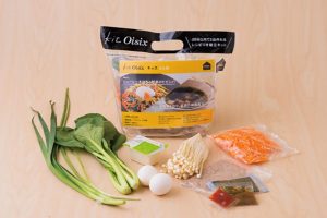 専属の栄養士やプロの料理家などが監修したレシピをOisixのこだわり食材で作れる。野菜はほぼカットされて届くので包丁に不慣れでも大丈夫。（オイシックス TEL:0120-366-016）