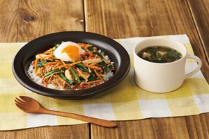 ジューシーそぼろと野菜のビビンバ 2人前 1,180円。