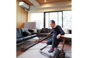 家具を動かすような徹底掃除は、ターセンさんの担当。ダイソンの掃除機を愛用。