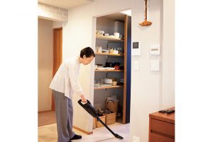 毎日、パントリーや玄関などをササッと掃除するのはかおりさんの担当。