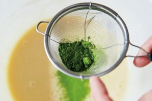 （1）全ページのとら焼きの生地全量に対して2gの抹茶をふるい入れて、混ぜる。