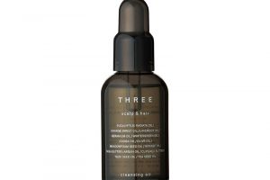 1.植物オイルや精油をブレンド。頭皮にまろやかに素早くなじみ、皮脂や汚れをすっきり落とす。THREE スキャルプ&ヘア クレンジングオイル 60ml 4,500円（THREE TEL.0120-898-003）　