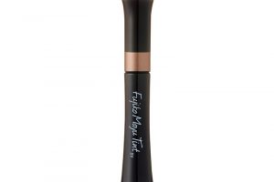 塗って剥がすだけ。 きれいな眉毛が出来上がる。眉毛の形に沿ってジェルを塗布して、乾いたら剥がすだけで、しっかり染まる。約3日間、理想の眉色が持続する。フジコ眉ティントSV【眉墨】 1,280円（フジコ TEL.0120-91-3836）