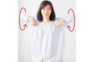1.まずは準備のストレッチ。両ひじを上げ、前後3回ずつ、ゆっくりと大きくまわす。肩まわりをほぐし、血流をよくする。