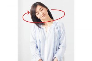 2.次は首まわりをほぐす。なるべく大きく円を描くように意識しながら、首をゆっくりとまわす。左右2回ずつ行う。