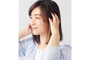 3.耳の上の生え際部分にあるツボ「角孫」は、発毛・育毛の促進に効果があるとされる。この部分を指の腹でぎゅっと押す。