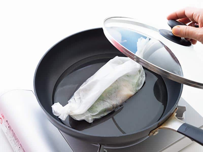 【上田淳子さんに聞く、がんばらない料理】材料を紙で包んで加熱するだけ。お皿も汚れない手間なし料理。