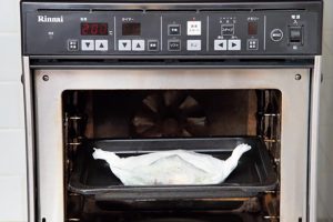 【オーブン】ガスオーブンは200度、電気オーブンは210度で予熱し、天板に直接のせて調理する。2個一緒に調理してもよいが、様子を見て時間を調節。