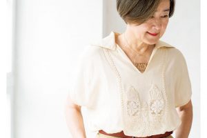 絹の手触りと刺繡がお気に入り。ネックレスは〈マリーエレーヌ・ドゥ・タイヤック〉の鎖にピアスを通して。