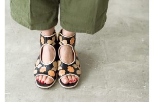 旅先で購入した〈マルニ〉のシューズ。「奇抜に見えるけれど、意外と何にでも合わせやすくて、便利です」