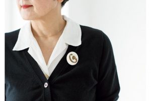 「おもちゃみたいなブローチが好きです。”取って付けた”ように、おもしろがってつけています」