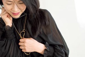 〈シャルロット シェネ〉のラリエットは二重にしてチョーカーにしたり、と便利。〈ミズキ〉の指輪と。