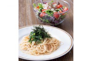 ピーラーで薄切りした人参、煎り酒でマリネした鯛をのせた和風カルパッチョと、特製の明太子パスタ。見た目も味もよし。