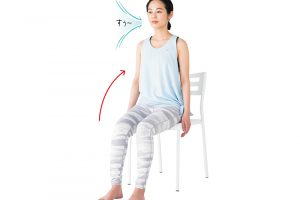 4.吐ききったら両腕はダラリと落としたままでゆっくり身体を起こす。起き上がったところで息を吸う。その後また1から繰り返す。気持ちが落ち着くまで10〜20回。