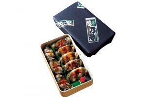 〈折詰 穴子寿司〉2、500円（税込）。お土産に最適な折詰。ツメはうっすら塗られているので、食べる直前に別添えのツメをさらにかけて。