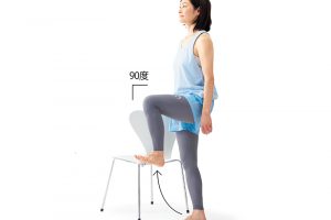 1.脚は腰幅に開いて背筋を伸ばす。つま先は正面向き。片手で椅子の背を持ち、反対側の膝が90度になるまで上げる。お腹も意識すると体がぐらぐらせず安定。