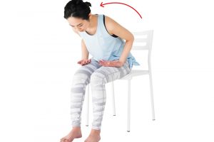 2.息を吸ってから上半身をゆっくり前傾。身体の重さを使いさらに深く倒す。