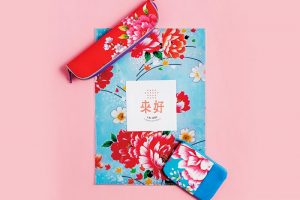 （上）小筆袋 390元（彰藝坊）。（中）A4クリアファイル 150元（來好）（下）零銭包 250元（花布先生）。年々洗練されていく 台湾花布の小物はいかが？ビビッドな色味からシックなものまで実用的なアイテムが多数。