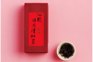 日月潭紅茶 50g 380元。正式名称は紅玉18號。 シュッと長い葉が特徴。どこか懐かしく、優しい味わいの紅茶。ストレートで楽しんで。