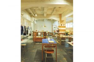 一歩足を踏み入れると天井の高さと広さに驚かされる。