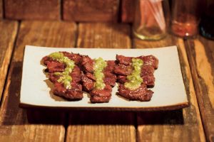 【山葵牛肉燒】180元。牛肉わさび焼き。夏は半露天となり開放的な店内。