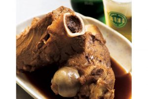 【醬頭骨】200元。柔らかく煮込まれた骨付き豚肉は手袋でほぐす。濃すぎずマイルドな味。