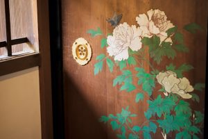 明治期を代表する日本画家・橋本雅邦の手による杉戸絵は、美しい四季の花々が描かれている。