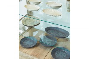 皆川さんと親交が深い作家の器を中心にセレクト。益子焼の作家、郡司庸久さん・慶子さんの作品は、初の取り扱い。