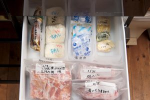 【上段冷凍室】小さな冷凍室には、ご飯や、平たくできない肉類などを。