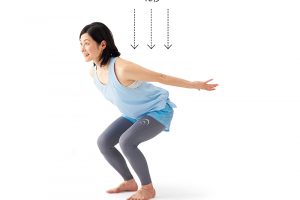 2.背筋は伸ばしたまま、両腕を後ろに引き、手のひらを返しながら、10秒かけて膝を曲げて腰を落とす。そのスクワット姿勢を2秒キープ。10秒かけて元の姿勢に戻す。1回。