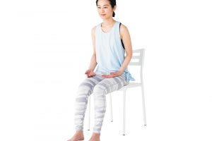 1.椅子に浅めに座る。足をこぶし1個分開き、膝の真下より少し遠めに置く。両足の指先はまっすぐ前に。両手のひらを上に向け、脚の付け根近くに置く。肩の力は抜いて。