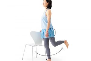 2.上げた脚は膝を曲げたまま、お尻を締めるイメージで後ろに蹴る。動かすときは脚でなく、股関節を意識。前後に15回、大きく振る。反対側の脚も同様に。