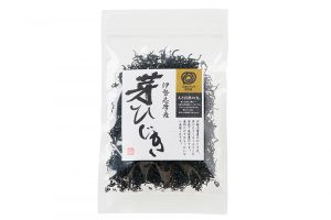 細くて短く、上品な味わいの伊勢志摩産の天然ひじき。芽ひじきとは、春先に茎から伸びてくる枝葉の部分。歯ごたえがあり、煮物にするのに適している。