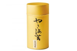 明治元年創業。有明産の海苔を扱い、店舗2階にある工場で製造したパリパリの焼き立てを、丸缶に詰めて販売している。普段使いにぴったりな8ツ切りサイズ。