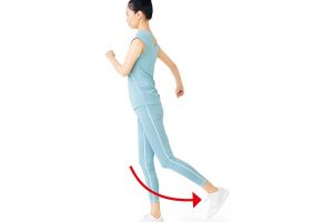 2.上げた脚を後ろに大きく動かす。これで股関節の動きを改善。