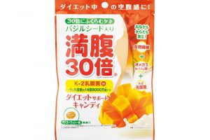 1粒に約14億8000万個の乳酸菌、そしてお腹の中で約30倍に膨らむバジルシード入り。3〜4粒で満腹に。満腹30倍 ダイエットサポートキャンディー マンゴーラッシー味 11粒 290円（グラフィコカスタマーセンター）