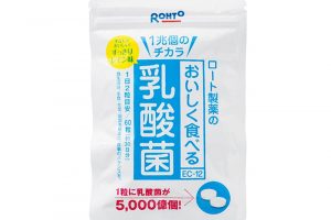 1日の目安量2粒で、100gヨーグルト約100個分相当の1兆個の乳酸菌を摂ることができる。水なしで食べられるレモン味のチュアブルタイプ。1兆個のチカラ 60粒 4,629円〈税込〉（ロート製薬 通販事業部TEL.0120-880-610）