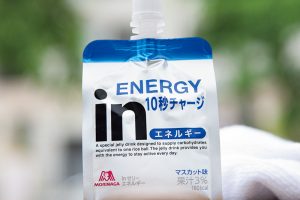 【inゼリー エネルギー】およそおにぎり1個分のエネルギー（180kcal）がすばやく補給でき、スポーツの後などに便利。フルーティなマスカット味で飲みやすい。200円（編集部調べ）