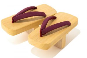 女性（草木染め・小豆） 6,912円〈税込み〉（下駄・草履のひらいや TEL.03-3806-8002）