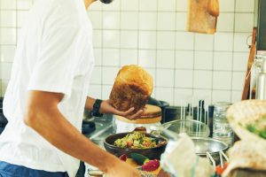 シンプルなパンが食べたくてパンを毎日焼いている。担当は人見さん。毎朝パンのよい香りと共に目覚める。