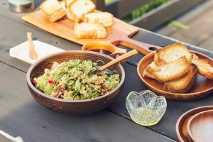 地元の野菜をたっぷり使ったクスクスのサラダがメインの朝食。焼きたてのパンとコーヒーと一緒にいただく。