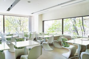 2階喫茶室は窓の外に緑が広がる、安らげる空間。